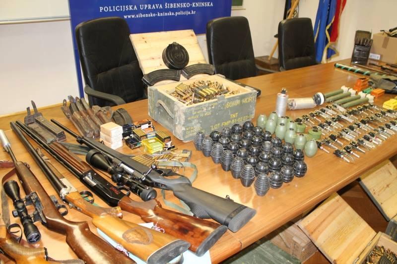 Savjesni građani šibenskoj policiji predali pušku, bombe i mine