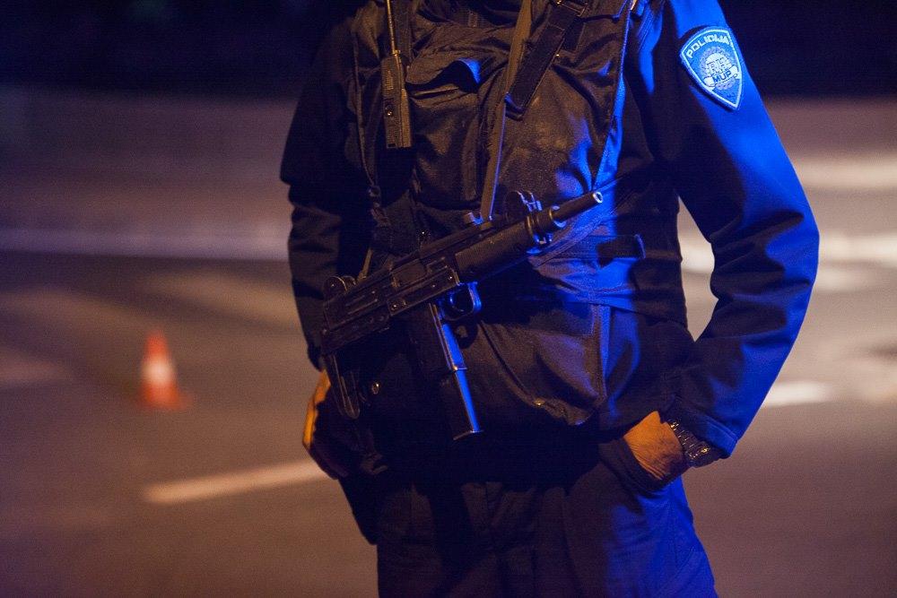 Pod prijetnjom oružjem razbojnik odnio novac s pumpe u Ražinama, 'duge cijevi' izašle na teren
