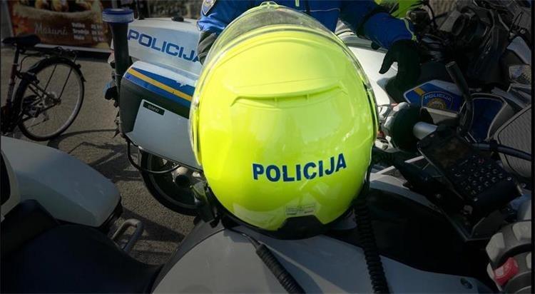 Vozač romobila (67) teško ozlijeđen u prometnoj nesreći u Tribunju