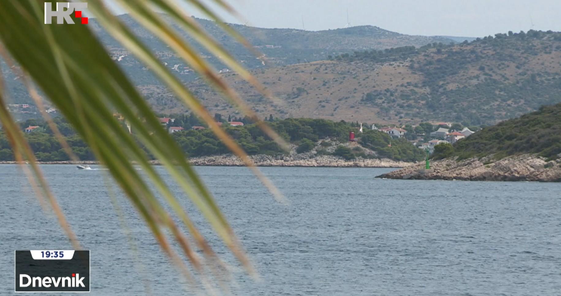 Smokvica Vela, rajski otok kod Rogoznice, zapušten i uništen čeka svoje bolje dane