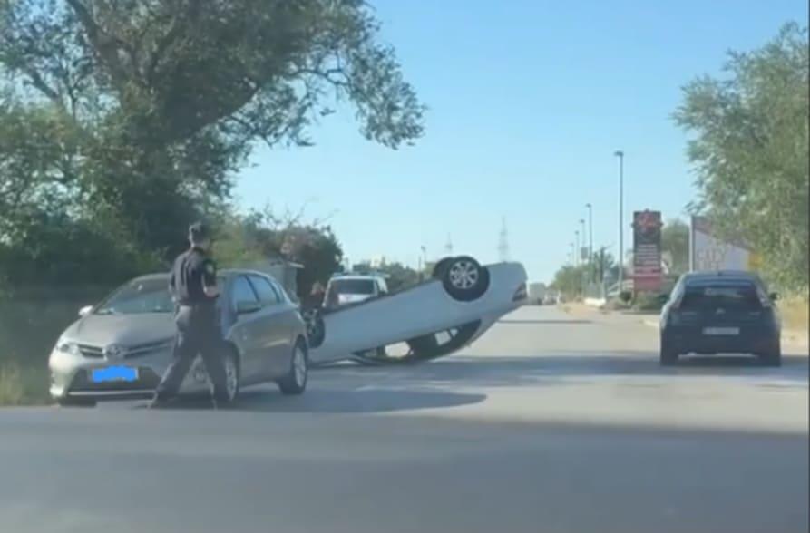 Prometna nesreća u Ražinama: Automobil završio na krovu, jedna osoba zatražila pomoć
