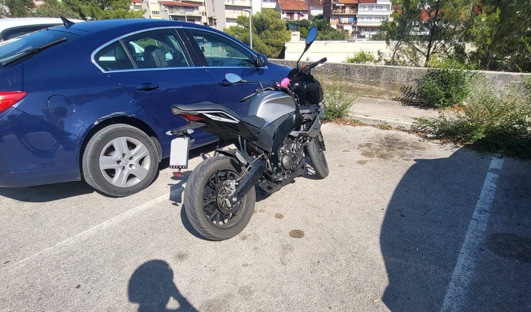 Djevojka u Šibeniku parkirala motor i dobila prijeteću poruku: 'Što biste vi rekli da netko vašoj kćeri ostavi poruku sličnog sadržaja?'