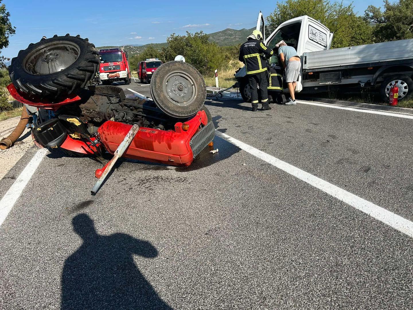 U sudaru traktora i kombija kod Žitnića dvije osobe ozlijeđene