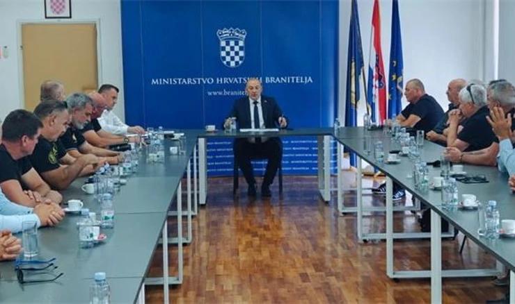 Branitelji iz Šibenika i Benkovca bili na sastanku s ministrom Medvedom. Izašli na stražnja vrata, nespremni za izjave