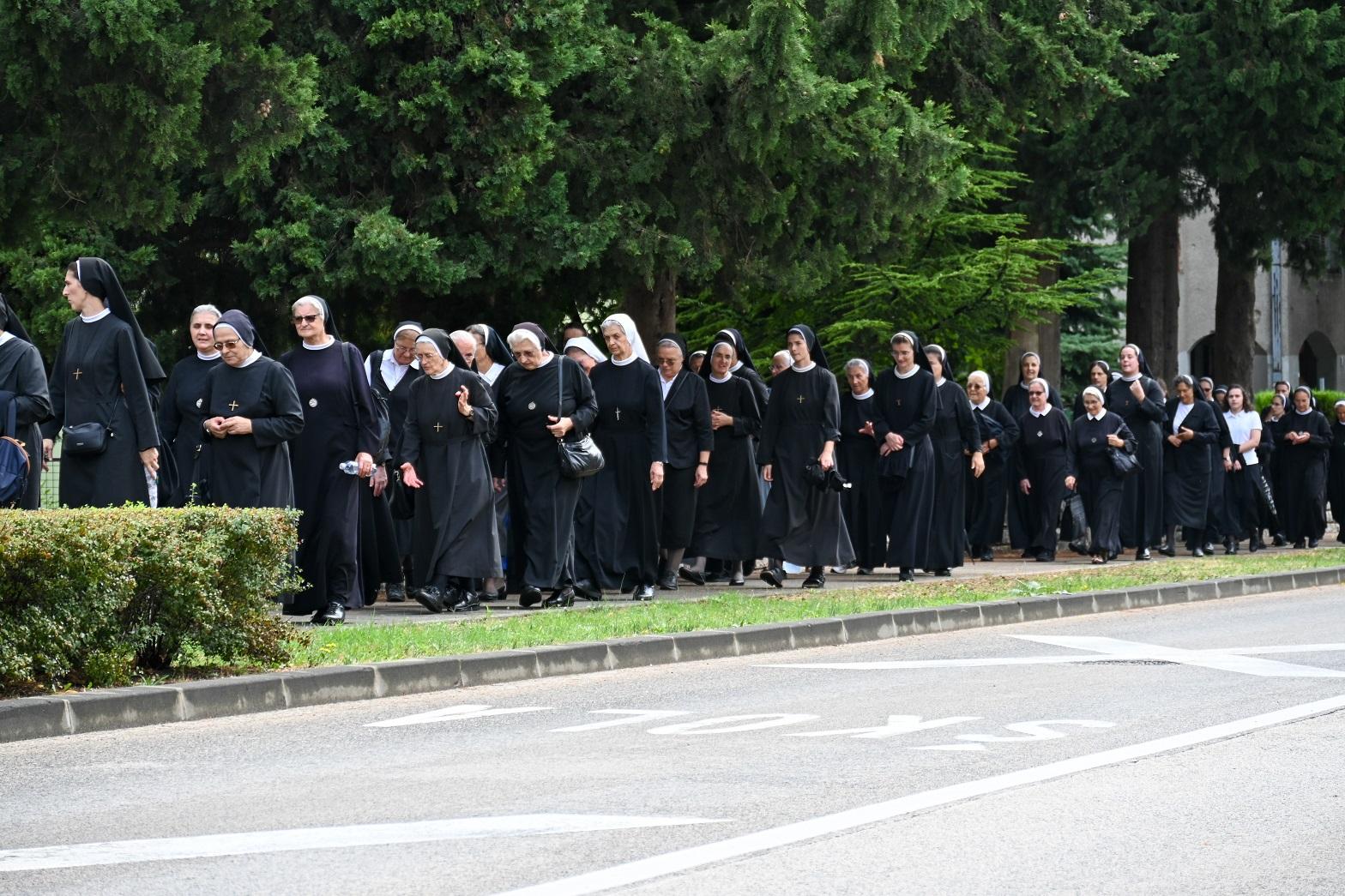 Preko 400 redovnika i redovnica okupilo se u Kninu na nacionalnom hodočašću