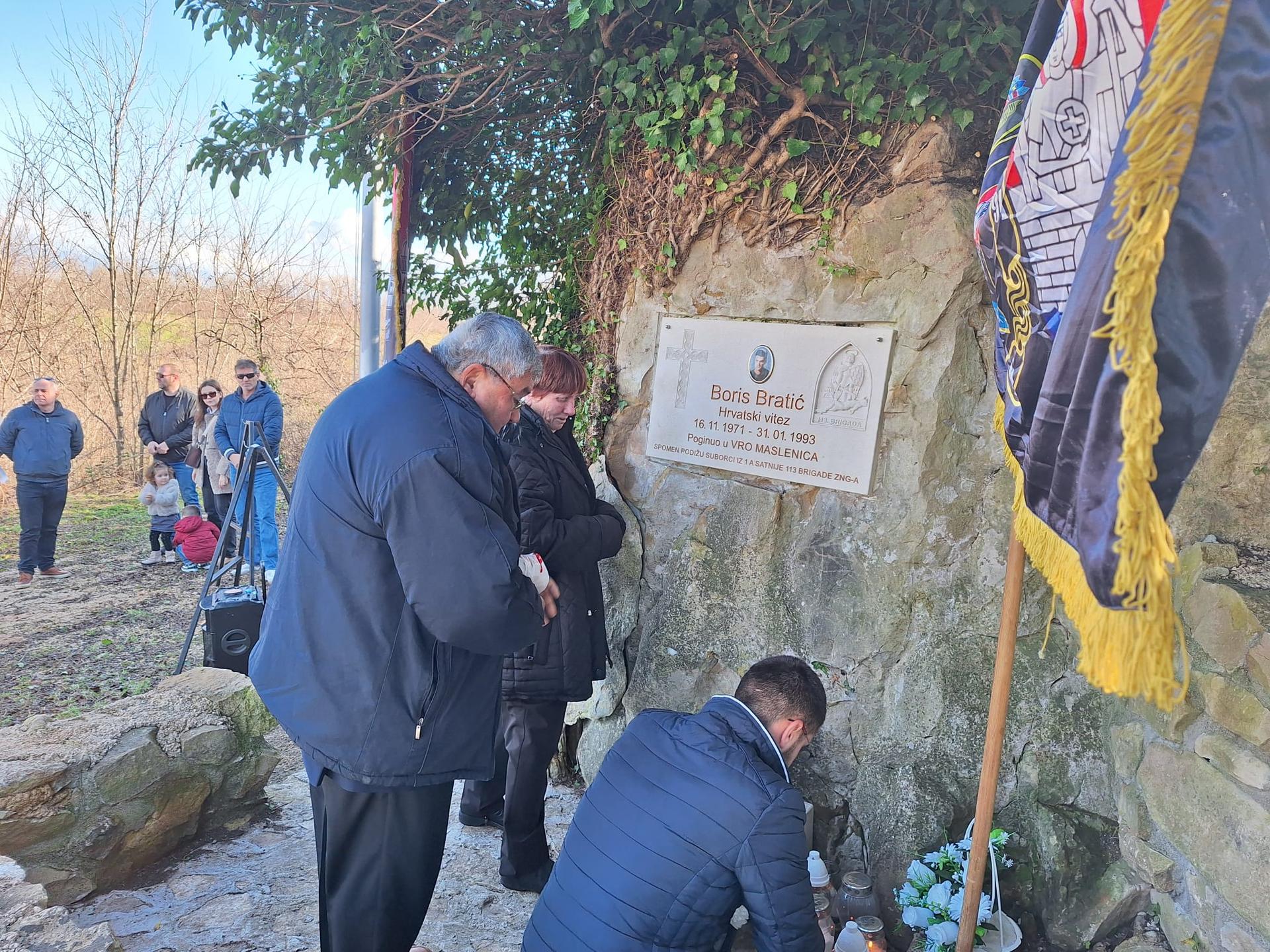 Obitelj i suborci odali počast hrvatskom vitezu Borisu Bratiću, pripadniku 113. brigade Šibenik