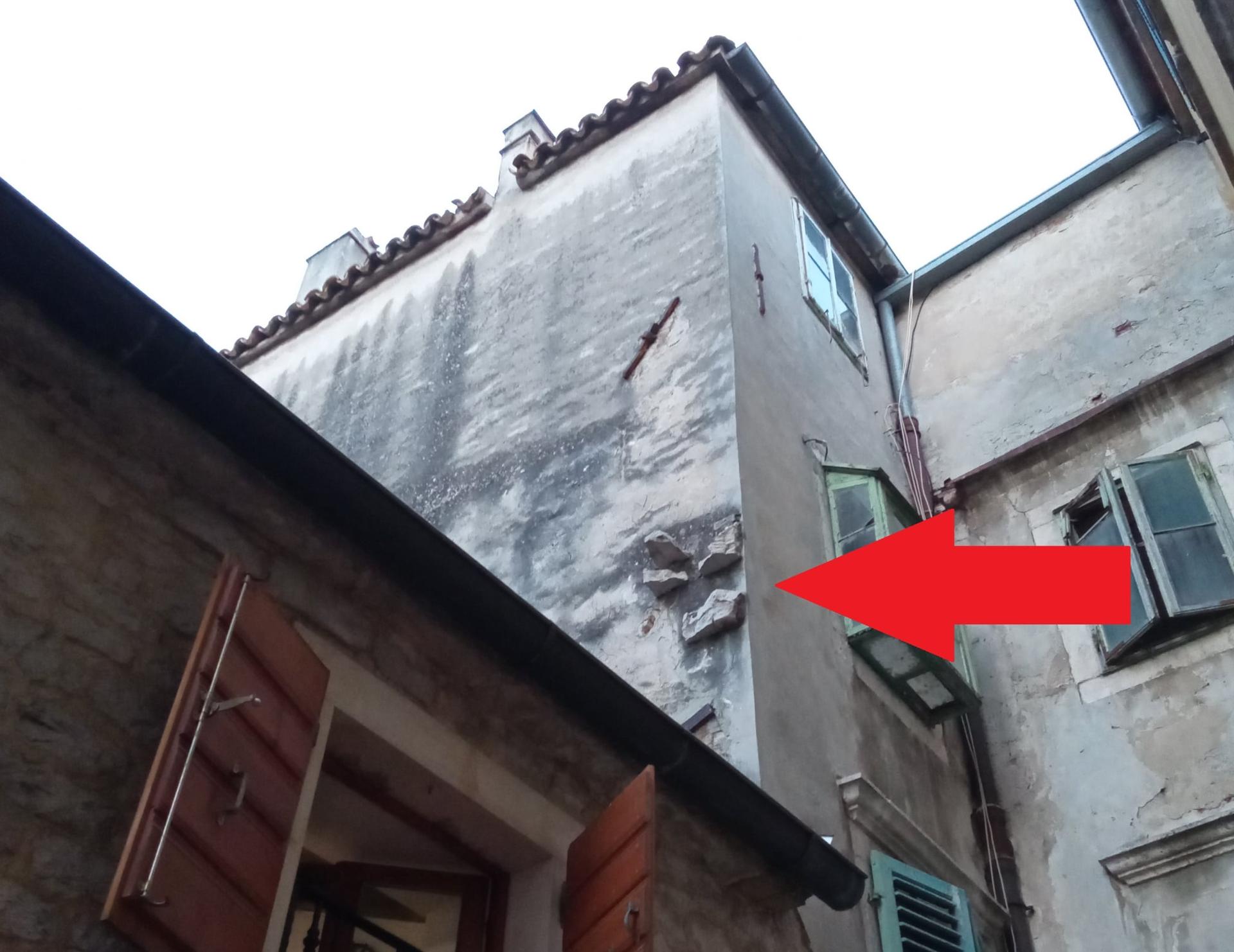 Evo što točno znače kameni ‘zubi’ na fasadama šibenskih starih kuća 