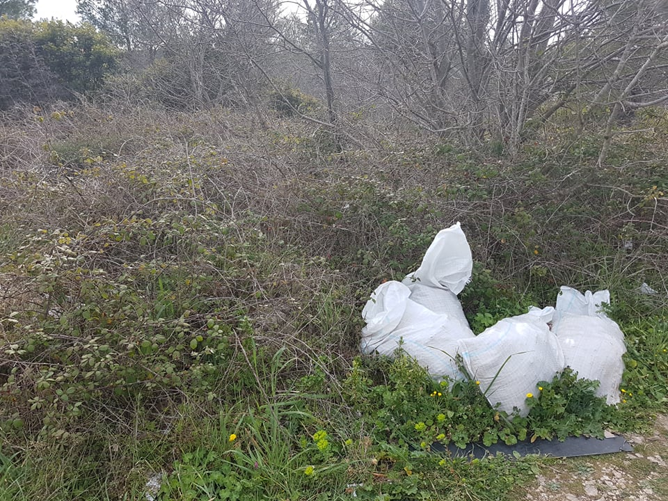Manje cvijeća, previše smeća, pogotovo građevinskog otpada: Sve to krasi put prema šetnici u kanalu!