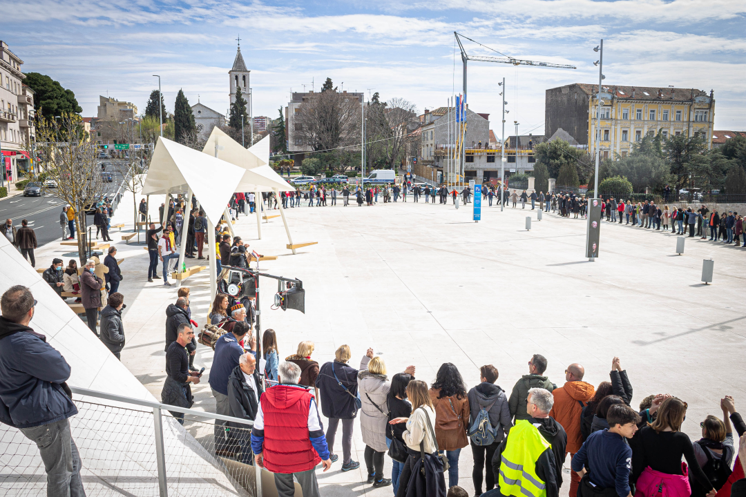 Nekoliko stotina ljudi na prosvjedu u Šibeniku: 'Skinite maske, došlo je vrime!'