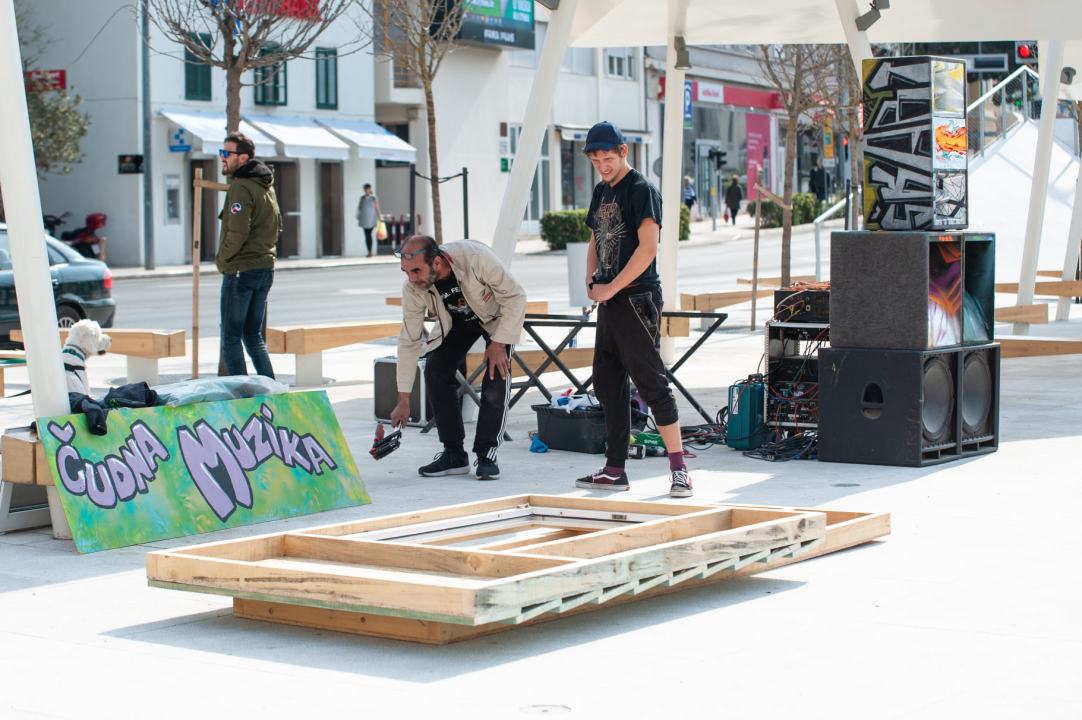 Na Poljani ste danas mogli saznati kako napreduje gradnja kuće za obitelj s Banije, uz to se i okrijepiti, a i zaplesati    