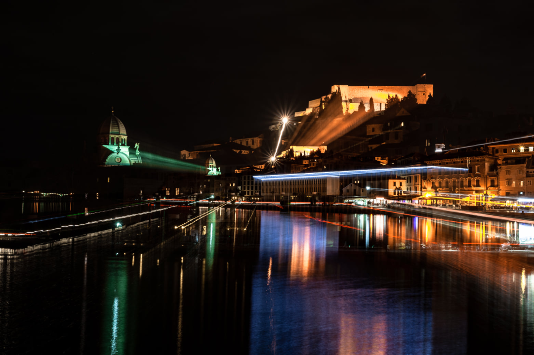 Šibenska riva sinoć je bila u mraku na sat vremena: Pogledajte kako je izgledala 
