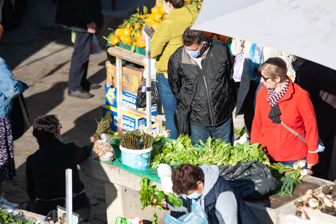 Šibenčani se više-manje pridržavaju novih mjera: U điru po pijaci kupovalo se i s maskom i bez maske