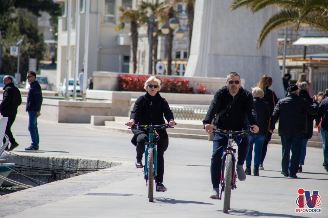 Uskrs u Vodicama: Lijepo vrijeme izmamilo ljude u đir po rivi i druženje uz kavu