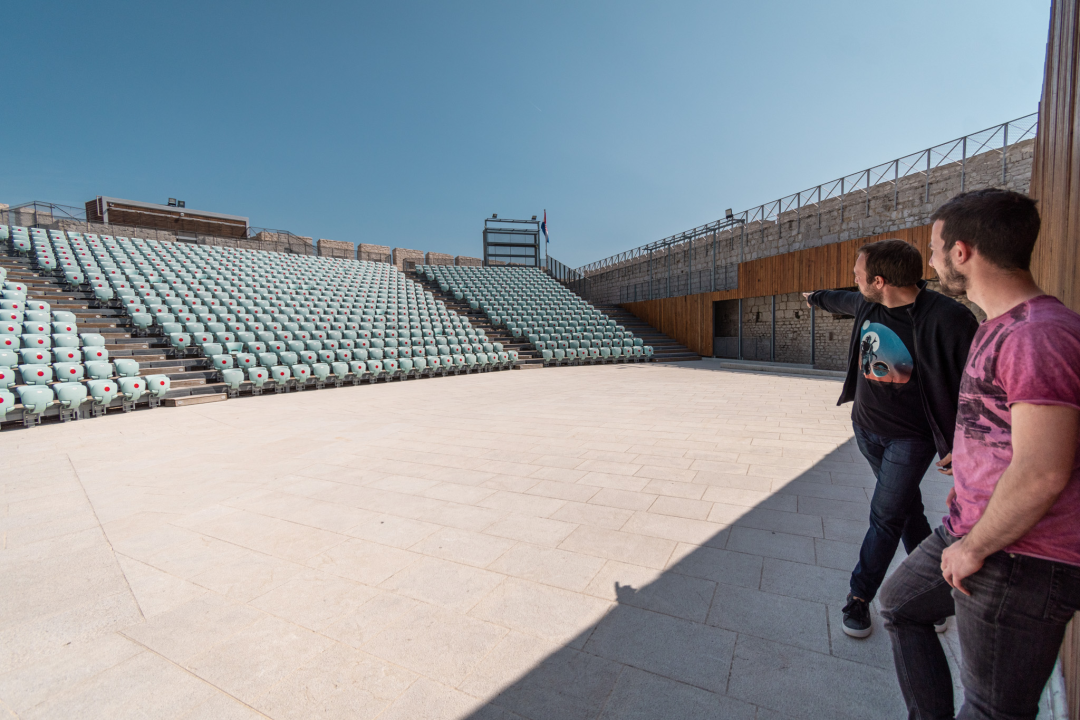 O ljetnoj pozornici na sv. Mihovilu pričalo se od 50-ih, Pavić i Bakula istražili zašto je izgrađena tek 2014. godine