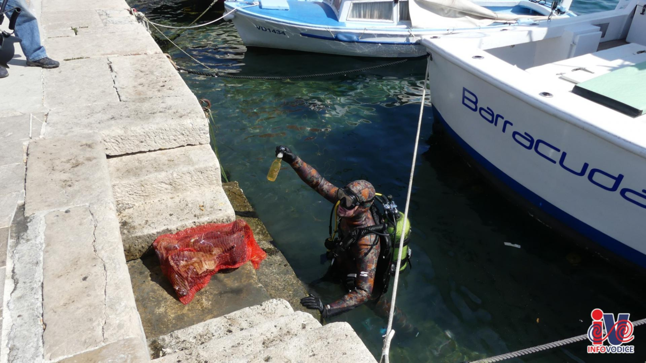 Ronioci iz tri županije iz mora kod vodičke rive izronili puna dva kontejnera smeća! 