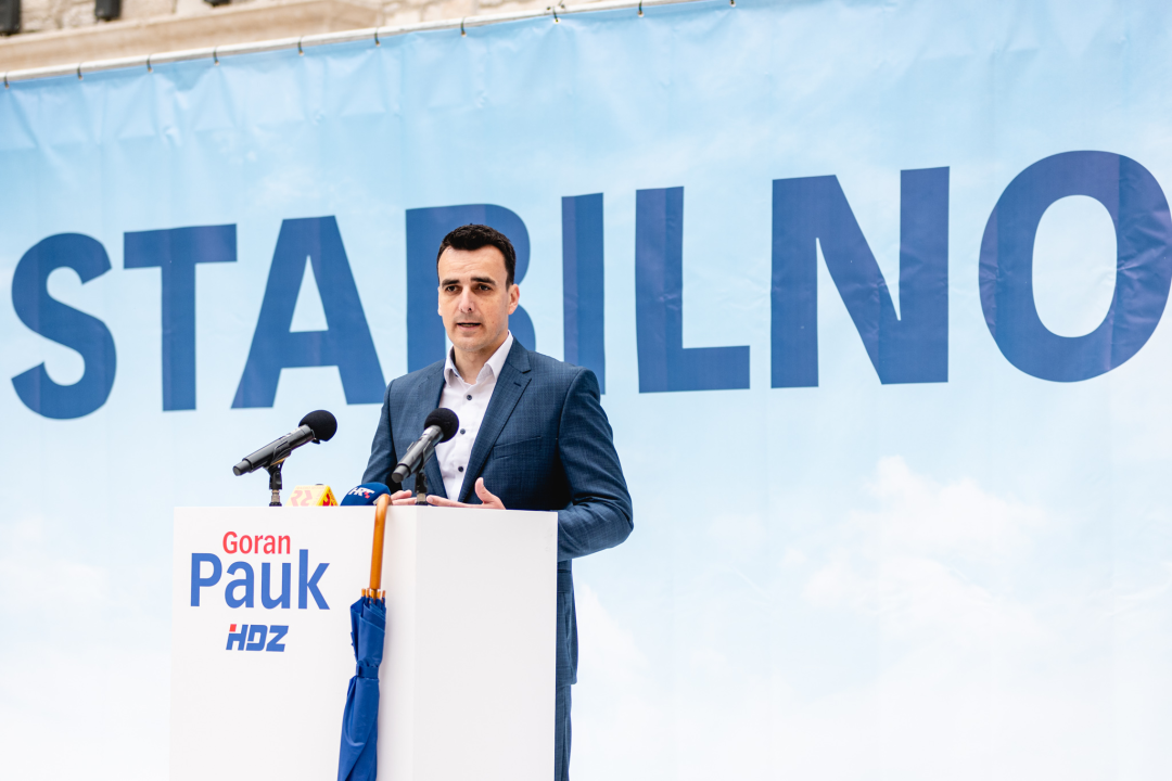‘Stabilno’, ali ‘Za svaki slučaj...’: Pauk i Rakić ispred katedrale predstavili kandidature za župana i zamjenika
