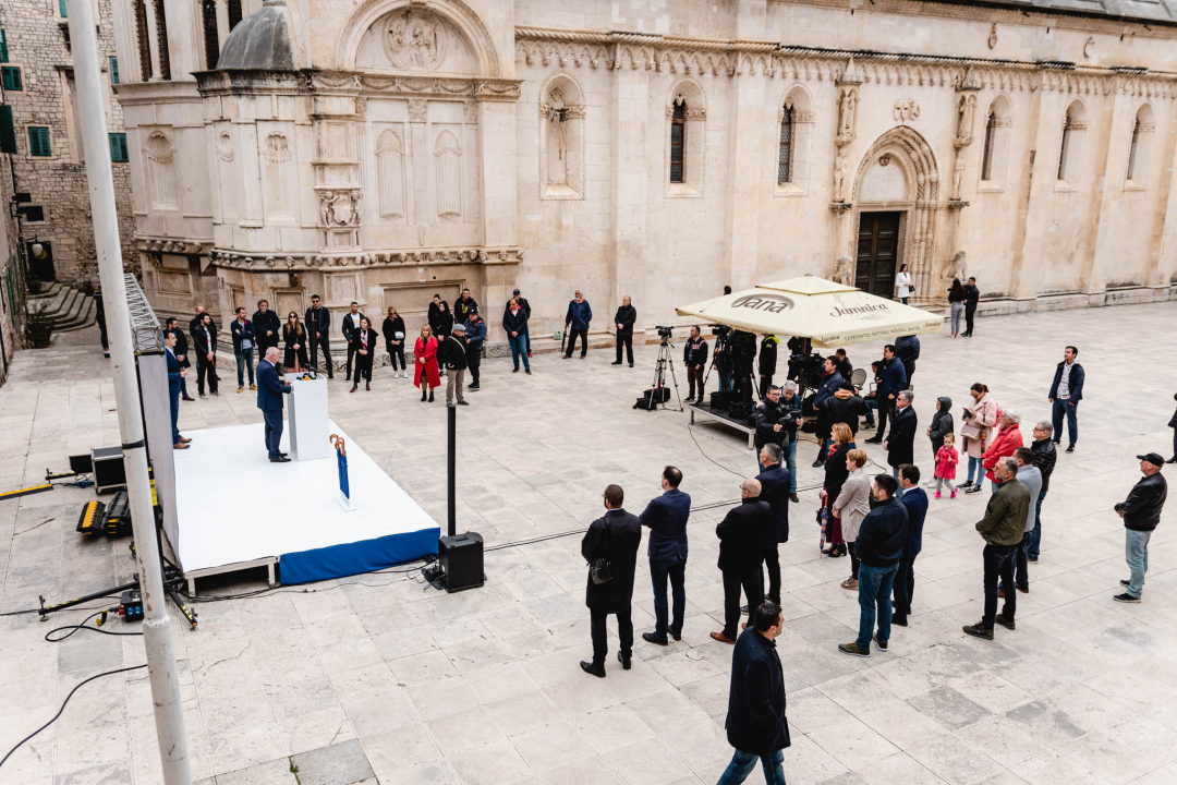 ‘Stabilno’, ali ‘Za svaki slučaj...’: Pauk i Rakić ispred katedrale predstavili kandidature za župana i zamjenika