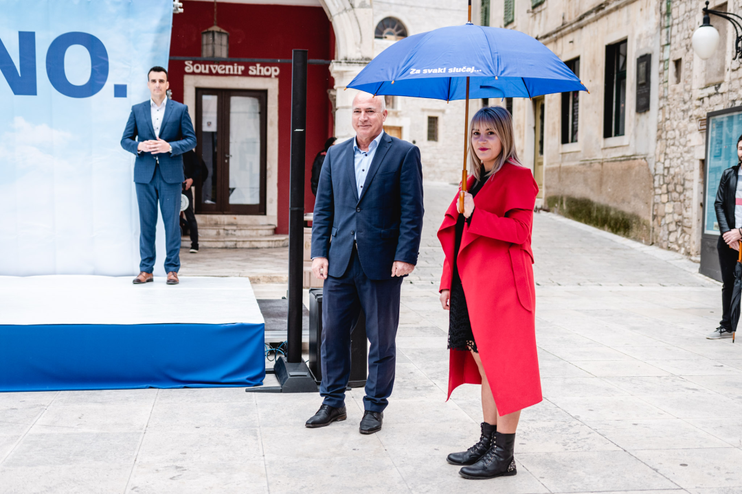 ‘Stabilno’, ali ‘Za svaki slučaj...’: Pauk i Rakić ispred katedrale predstavili kandidature za župana i zamjenika