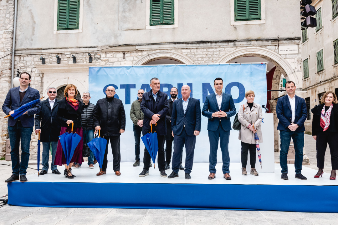 ‘Stabilno’, ali ‘Za svaki slučaj...’: Pauk i Rakić ispred katedrale predstavili kandidature za župana i zamjenika