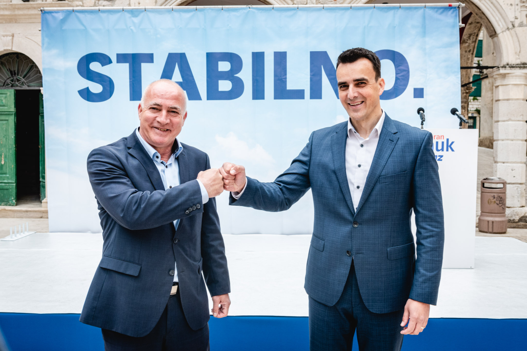 ‘Stabilno’, ali ‘Za svaki slučaj...’: Pauk i Rakić ispred katedrale predstavili kandidature za župana i zamjenika