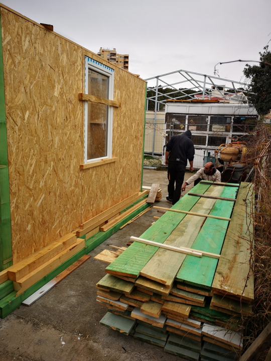 Montažna kućica iz Šibenika putuje za Mali Gradac: Postat će dom za tročlanu obitelj kojoj je kuća stradala u potresu 