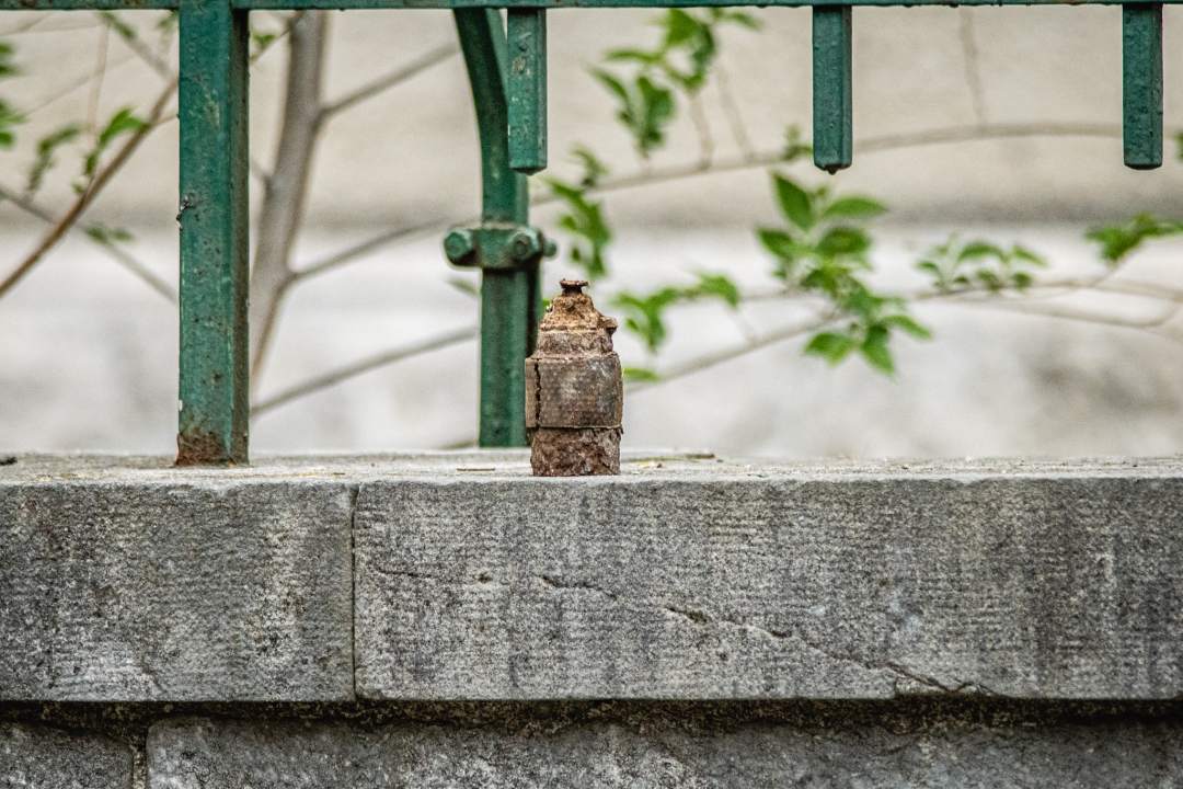 Policija potvrdila da je naprava ostavljena na zidu kod središta SDP-a 'zvončić': Pirotehničari ga deaktivirali bez posljedica