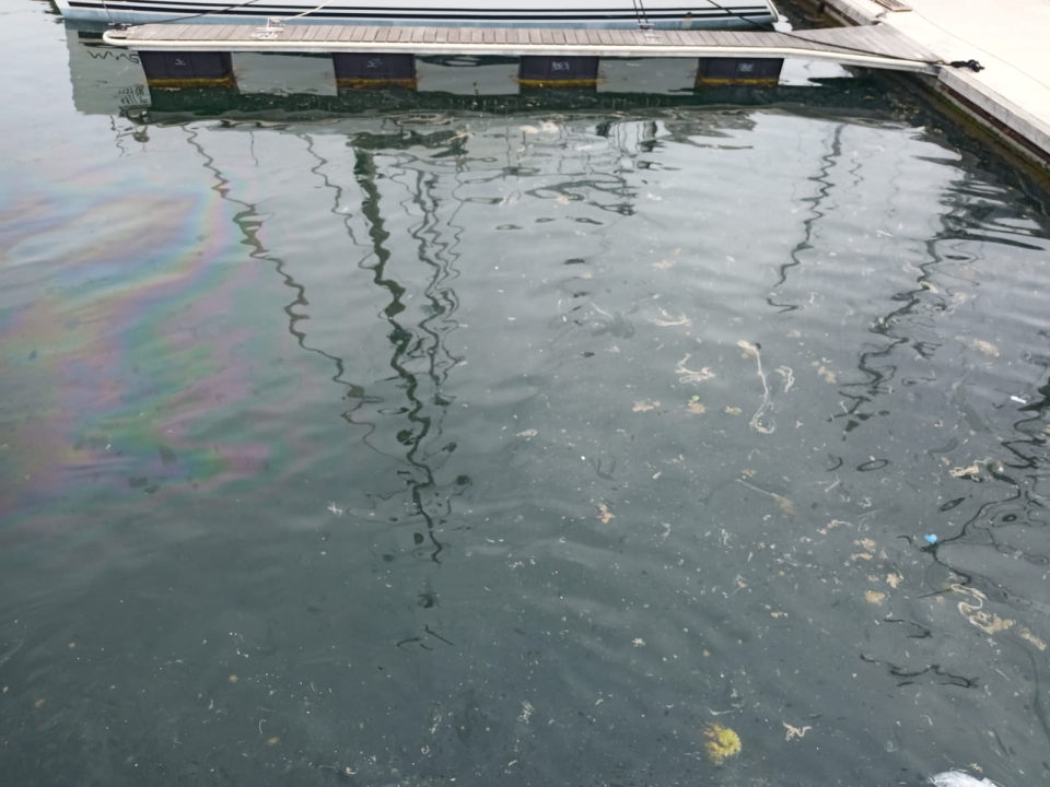 More u Mandalini i dalje prekriveno naftnom mrljom: 'Ovo je sramota za naš turizam'