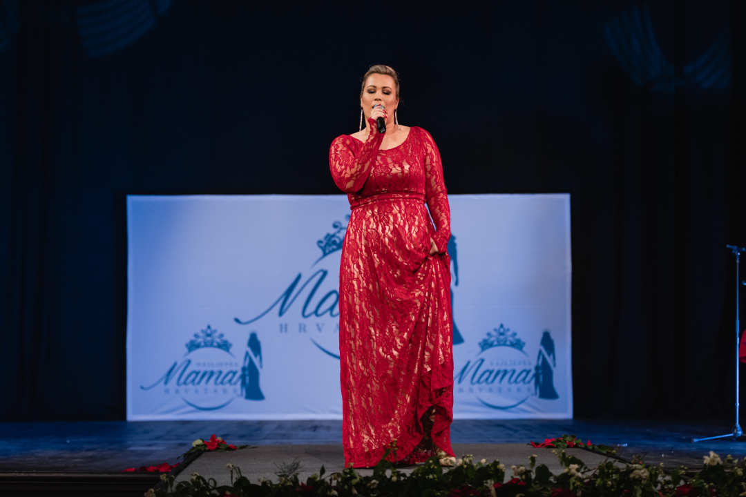 U šibenskom kazalištu održan izbor za najljepšu mamu: Vedrana Halinčić Bakšić i Ljubica Bulić ponijele lente