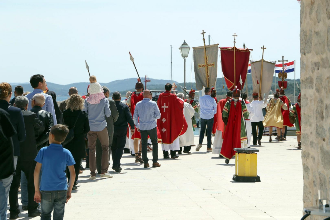 Našašće svetog Križa proslavljeno svetom misom i procesijom kroz Vodice