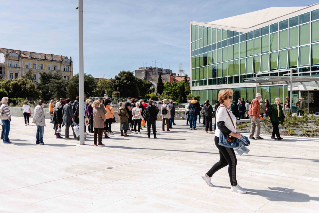 Umirovljenički stampedo za sadnice đirana na Poljani: ‘Gužva je veća za cvijeće nego za cijepljenje’