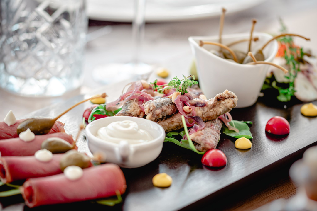 Priuštite si prekrasne trenutke na prozračnoj terasi Pomalo Bistro &amp; Bara u Žaboriću! 