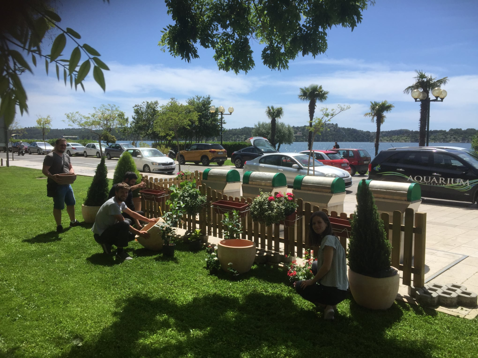 Lijep zeleni kutak nikao na travnjaku ispred Azimuta: Bit će tu cvijeća, umjetničkih pitara s lovor višnjama…