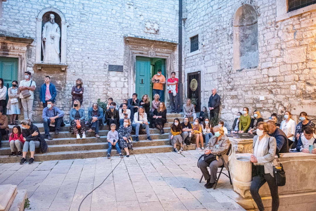 Svibanjske glazbene večeri u Šibeniku otvorene po 16. put: Lucija Stilinović i Veronika Ćiković izvele djelo Davida Batinića 