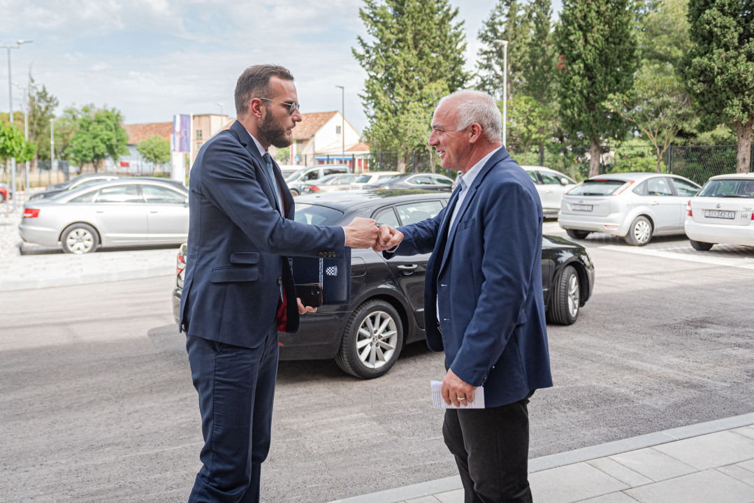 Aladrović podijelio 12,5 milijuna kuna za nezaposlene žene,  starije i nemoćne: Burić najavio Centar za socijalnu skrb u upravnoj zgradi TEF-a 