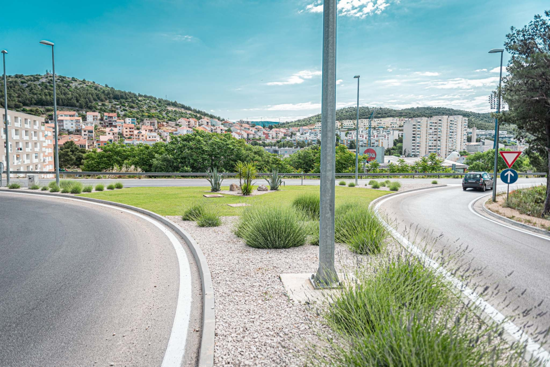 Radne akcije Zelenog grada: Na ulazima u grad posađeno cvijeće i uređen okoliš  
