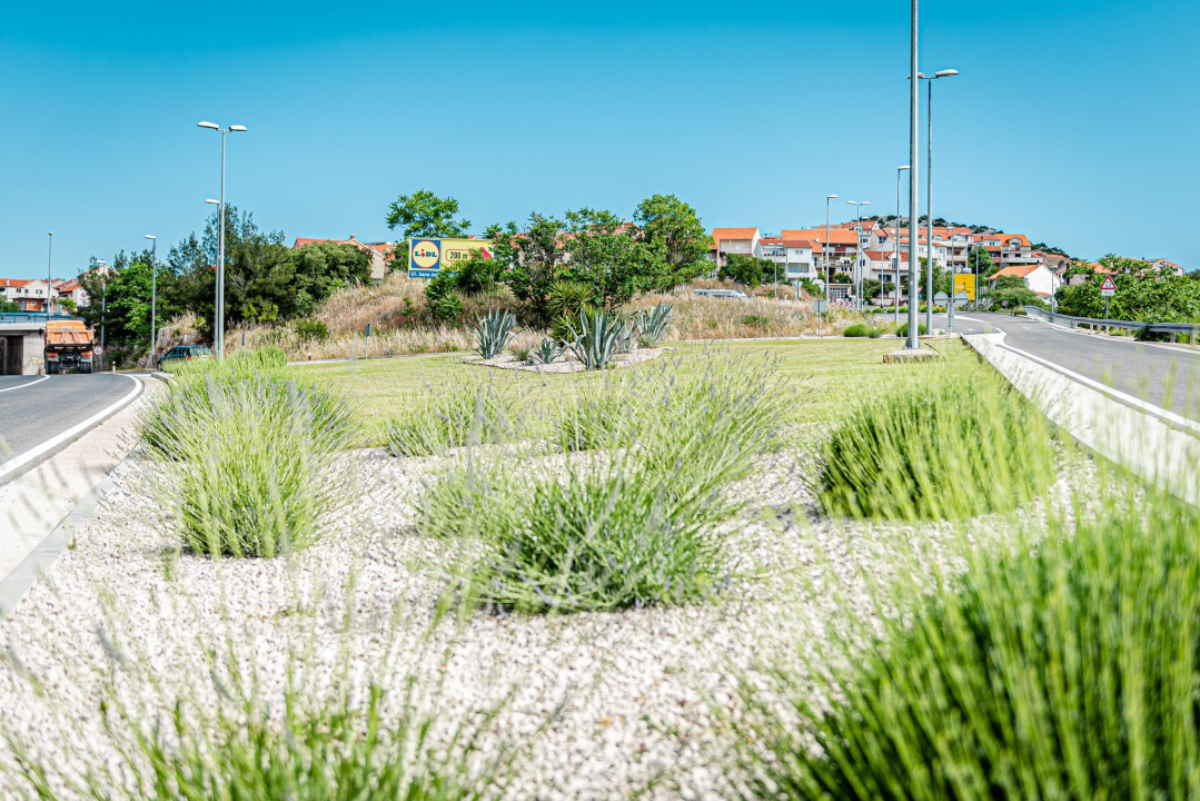 Radne akcije Zelenog grada: Na ulazima u grad posađeno cvijeće i uređen okoliš  