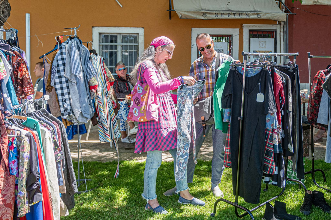 Ispred Azimuta održan prvi Buvljak nakon korona pauze: Opuštena kupovina, kava i druženje na travnjaku