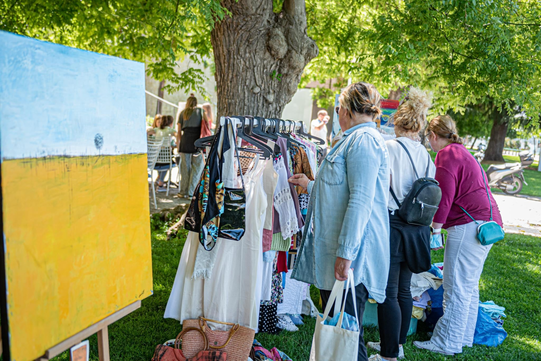 Ispred Azimuta održan prvi Buvljak nakon korona pauze: Opuštena kupovina, kava i druženje na travnjaku