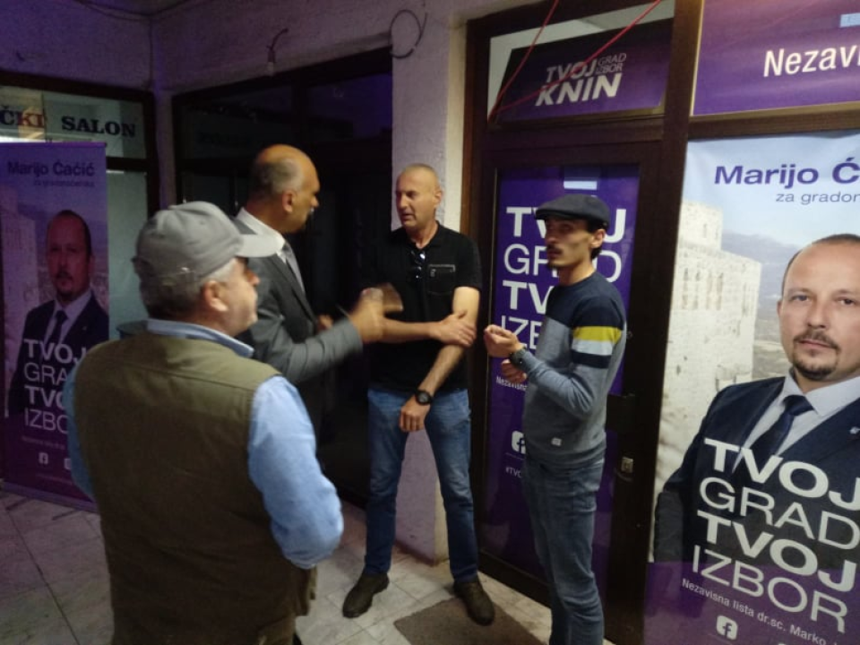 Optimistična atmosfera u Jelićevom stožeru u Kninu: Ćaćić pobjeđuje Blaževića