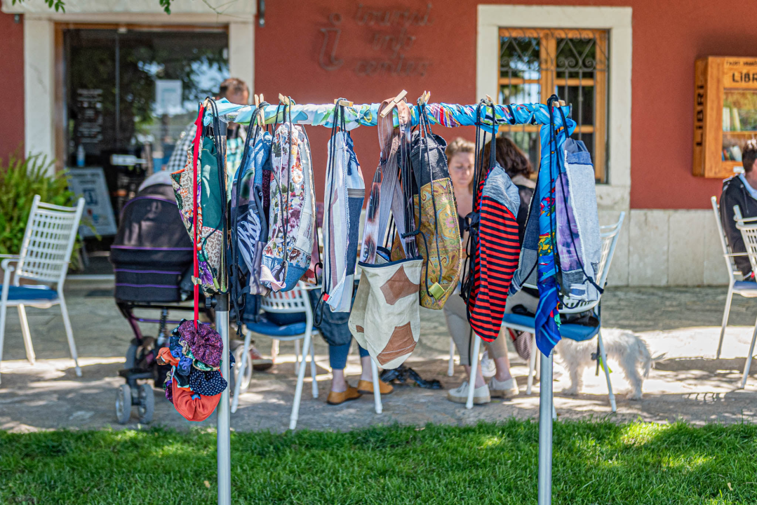 Ispred Azimuta održan prvi Buvljak nakon korona pauze: Opuštena kupovina, kava i druženje na travnjaku