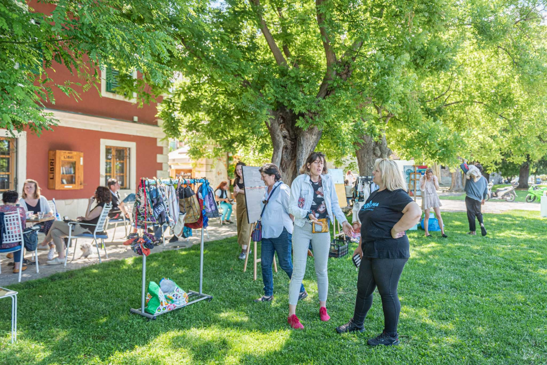 Ispred Azimuta održan prvi Buvljak nakon korona pauze: Opuštena kupovina, kava i druženje na travnjaku
