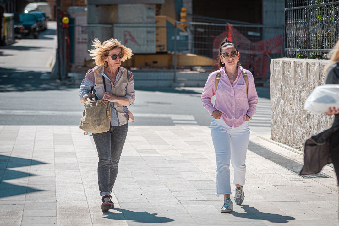 Modno usklađene sugrađanke u lepršavim proljetnim komadima zavladale đirom po gradu 