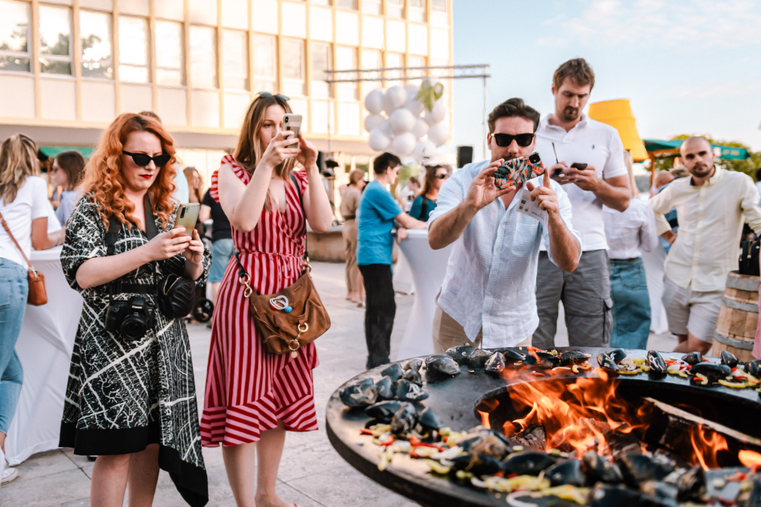 Romansa pidoće i Debita napunila rivu: Jele su se pohane, u toću, na lati, rižot, dimljene...