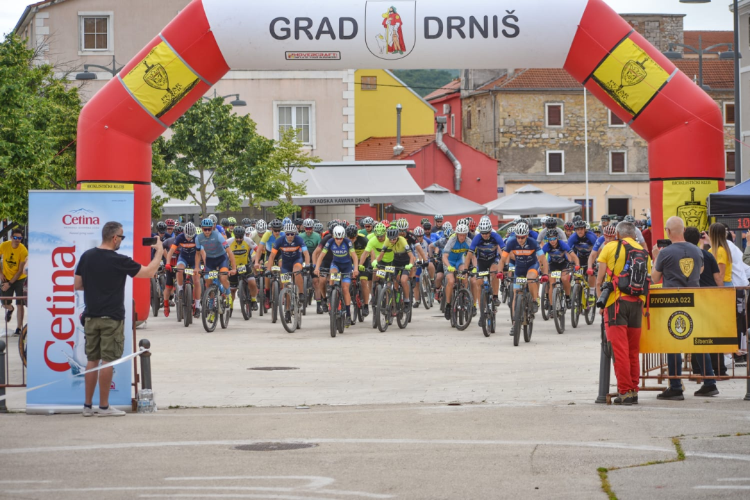 U Drnišu održana prva brdska 'Kraljevska utrka', atraktivnu stazu prošao i 71. godišnji Luka Jakovljević   