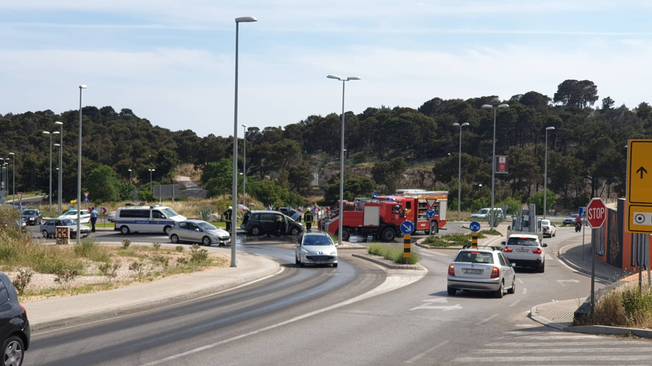 Zapalio se automobil u kružnom toku na Meterizama: 'Svi su izašli na vrijeme'