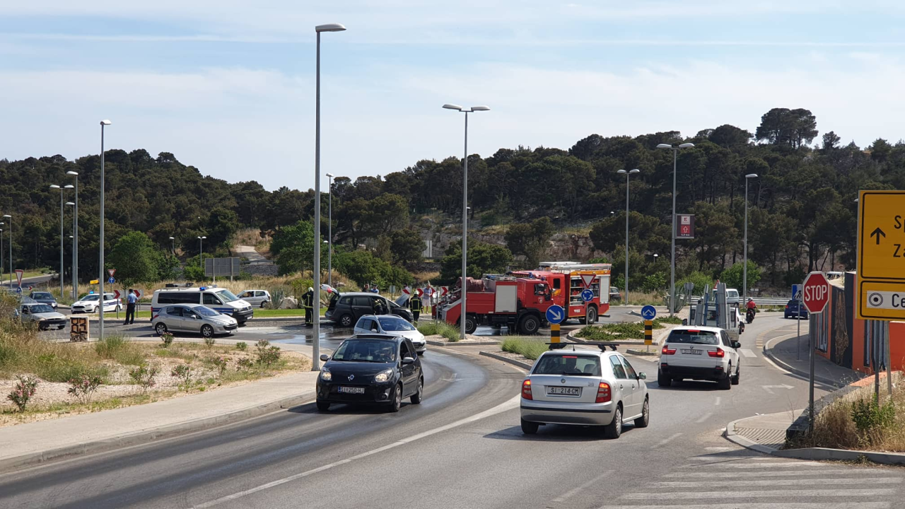 Zapalio se automobil u kružnom toku na Meterizama: 'Svi su izašli na vrijeme'