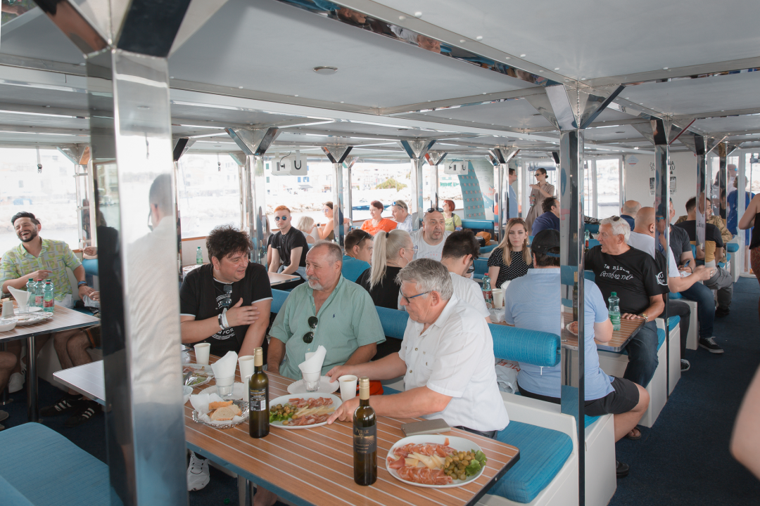 Neda Ukraden promovirala novi album na brodu od Vodica do Šibenika