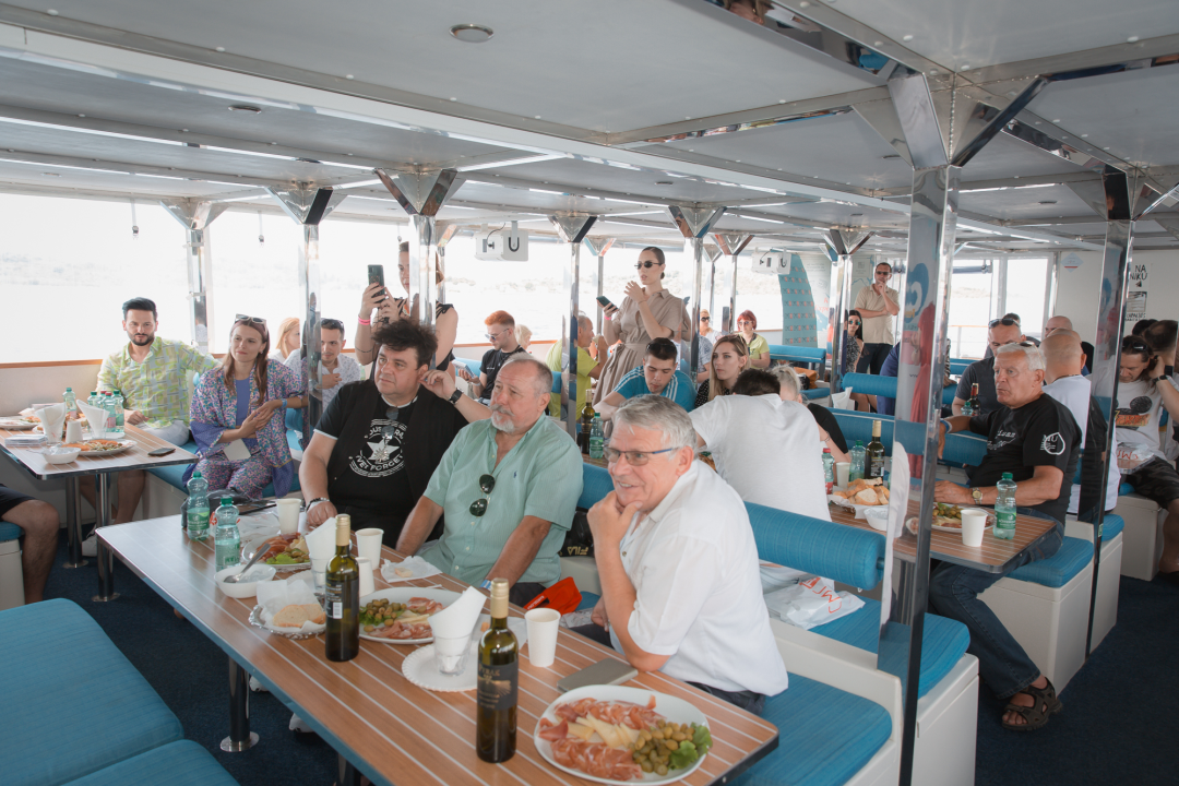 Neda Ukraden promovirala novi album na brodu od Vodica do Šibenika