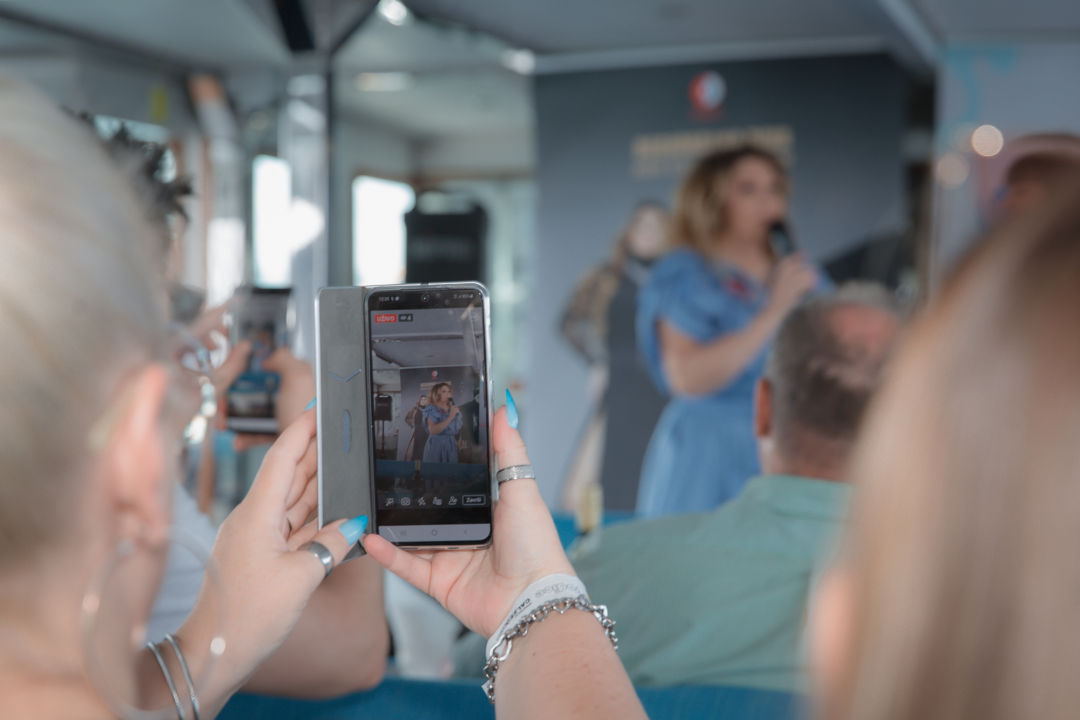 Neda Ukraden promovirala novi album na brodu od Vodica do Šibenika