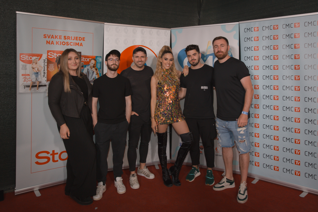 Počelo estradno ludilo u Vodicama: Pogledajte atmosferu prve večeri CMC festivala